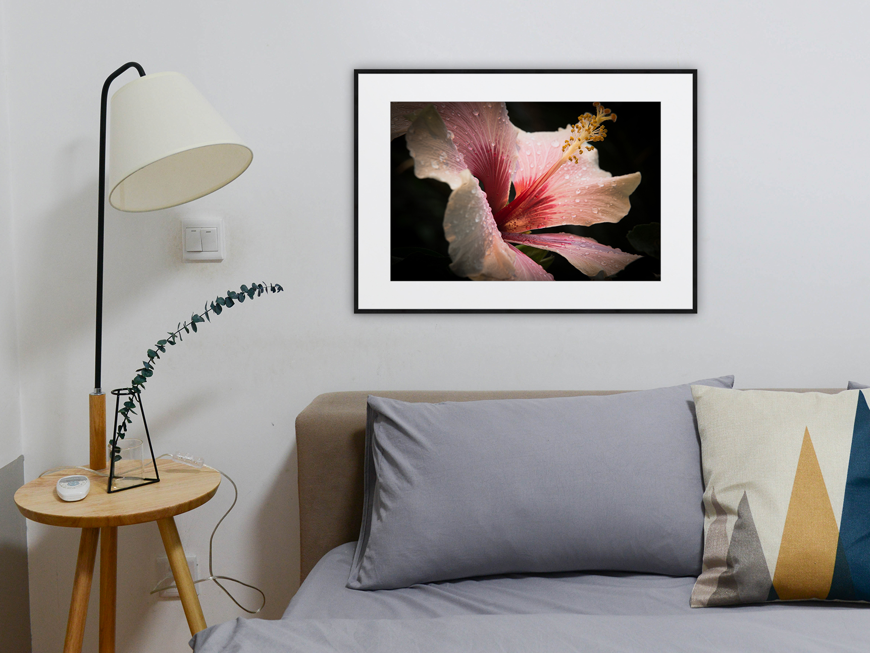 Hibiskusblüte mit Tropfen