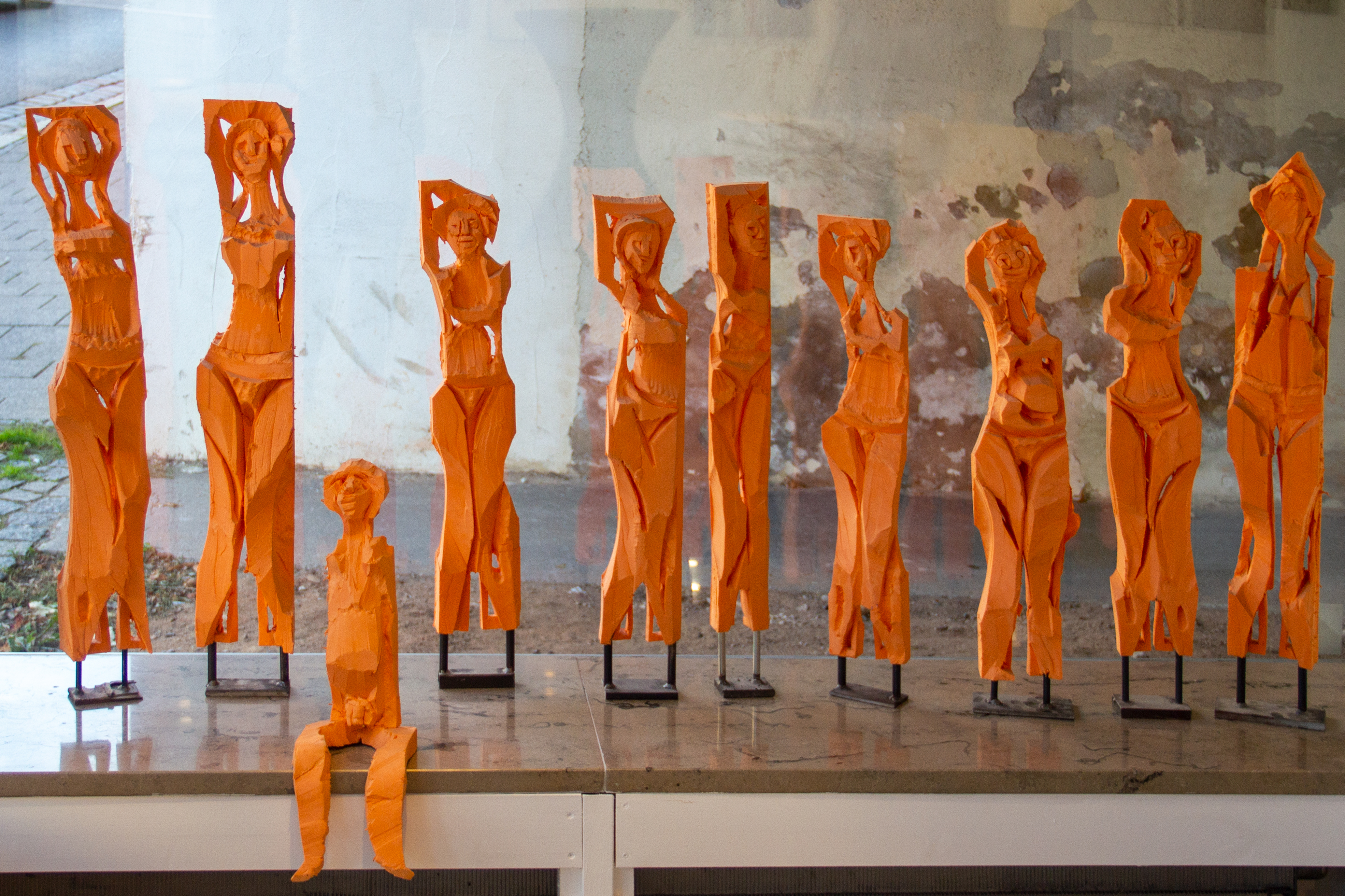 Orangene Skulpturen